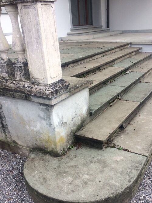 Treppenanlage der Villa vor den Restaurationsarbeiten