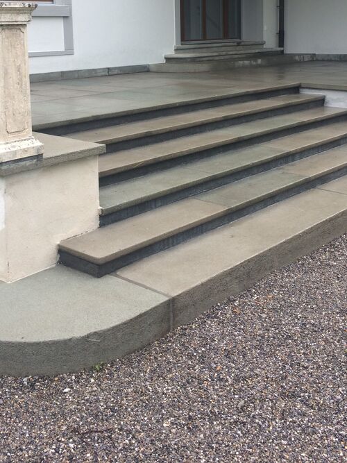 Treppenanlage der Villa nach den Restaurationsarbeiten