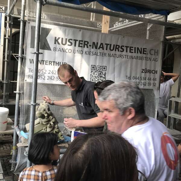 Nils Berthold am reprofilieren einer Kreuzblume