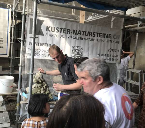Nils Berthold am reprofilieren einer Kreuzblume