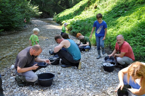 Beim Goldwaschen