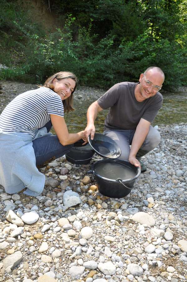 Beim Goldwaschen