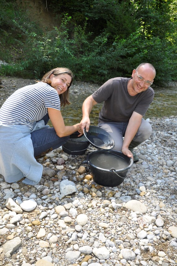 Beim Goldwaschen